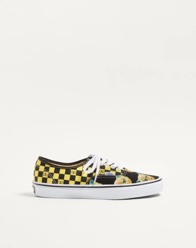 Zapatillas bajas de tela Valentino Garavani y Vans con estampado VLogo Checkerboard y Le Chat De La Maison Zapatillas bajas de tela Valentino Garavani y Vans con estampado VLogo Checkerboard y Le Chat De La Maison