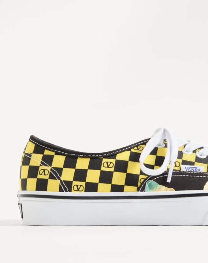 Zapatillas bajas de tela Valentino Garavani y Vans con estampado VLogo Checkerboard y Le Chat De La Maison Zapatillas bajas de tela Valentino Garavani y Vans con estampado VLogo Checkerboard y Le Chat De La Maison
