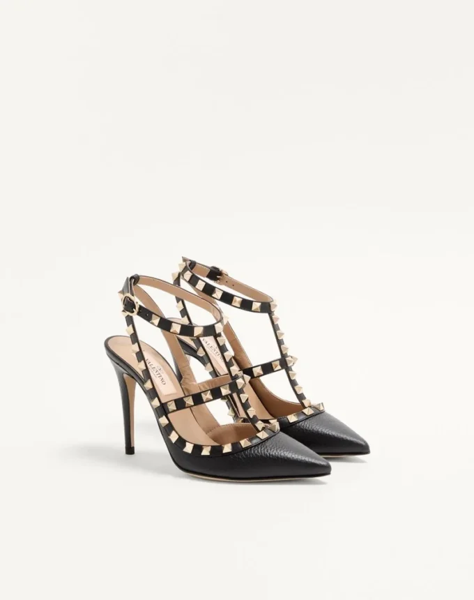Zapatos de salón con correa al tobillo Rockstud de piel granulada de 100 mm Zapatos de salón con correa al tobillo Rockstud de piel granulada de 100 mm