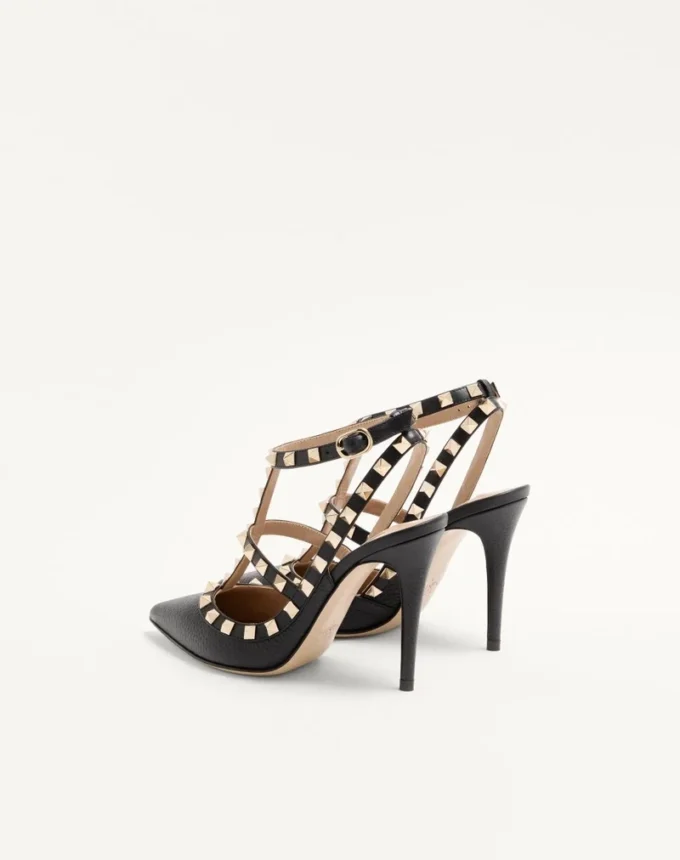 Zapatos de salón con correa al tobillo Rockstud de piel granulada de 100 mm Zapatos de salón con correa al tobillo Rockstud de piel granulada de 100 mm