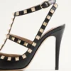 Zapatos de salón con correa al tobillo Rockstud de piel granulada de 100 mm Zapatos de salón con correa al tobillo Rockstud de piel granulada de 100 mm