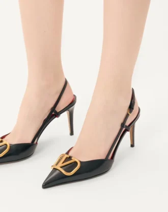 Zapatos de salón con talón abierto de piel de becerro con detalle VLogo Signature de 80 mm / 3,15 pulgadas. Zapatos de salón con talón abierto de piel de becerro con detalle VLogo Signature de 80 mm / 3,15 pulgadas.