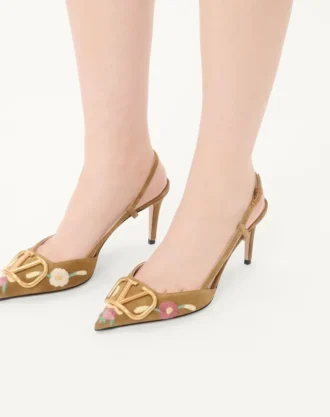 Zapatos de salón con talón abierto VLogo Signature en piel crust con bordado floral de 80 mm Zapatos de salón con talón abierto VLogo Signature en piel crust con bordado floral de 80 mm