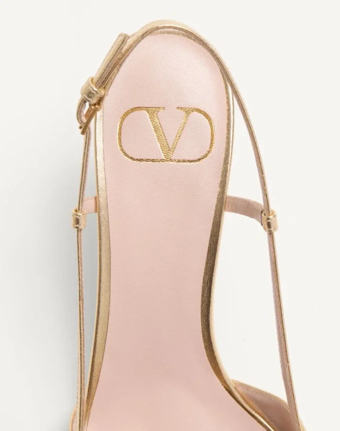 Zapatos de salón con talón abierto y logotipo Vlogo en piel napa laminada de 80 mm Zapatos de salón con talón abierto y logotipo Vlogo en piel napa laminada de 80 mm