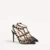 Zapatos de salón con tiras y tachuelas Rockstud de 100 mm