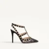 Zapatos de salón con tiras y tachuelas Rockstud de 100 mm