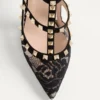 Zapatos de salón con tiras y tachuelas Rockstud de 100 mm