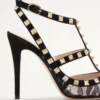 Zapatos de salón con tiras y tachuelas Rockstud de 100 mm