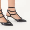 Zapatos de salón Rockstud con charol, correas a juego y tachuelas de 65 mm