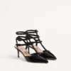 Zapatos de salón Rockstud con charol, correas a juego y tachuelas de 65 mm