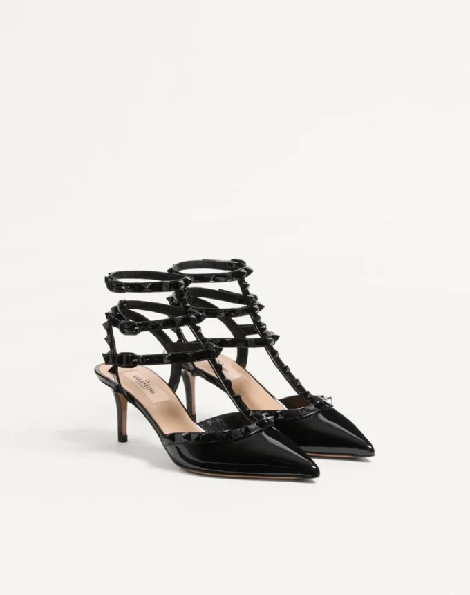 Zapatos de salón Rockstud con charol, correas a juego y tachuelas de 65 mm