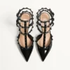 Zapatos de salón Rockstud con charol, correas a juego y tachuelas de 65 mm
