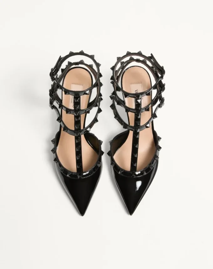 Zapatos de salón Rockstud con charol, correas a juego y tachuelas de 65 mm