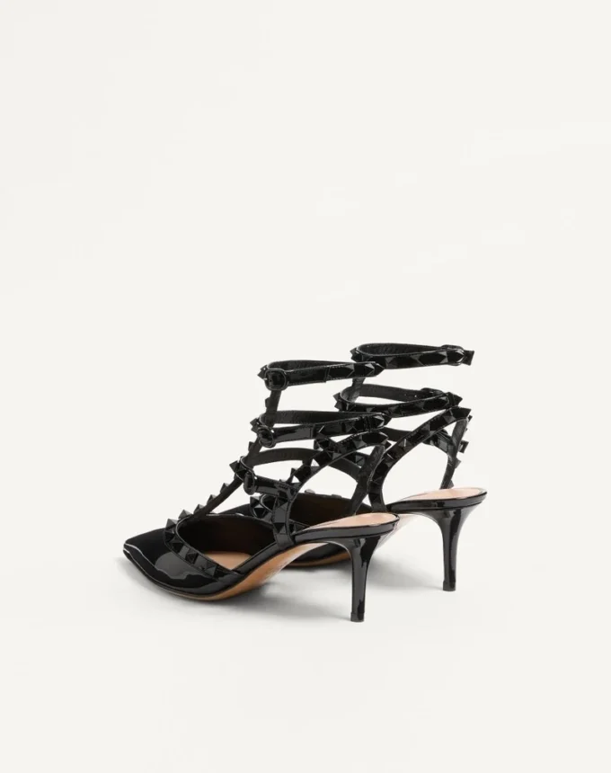 Zapatos de salón Rockstud con charol, correas a juego y tachuelas de 65 mm