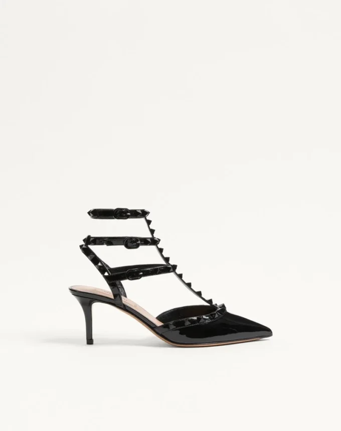 Zapatos de salón Rockstud con charol, correas a juego y tachuelas de 65 mm