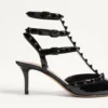Zapatos de salón Rockstud con charol, correas a juego y tachuelas de 65 mm