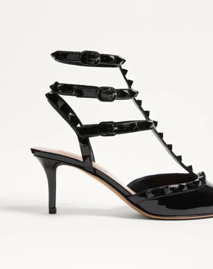 Zapatos de salón Rockstud con charol, correas a juego y tachuelas de 65 mm